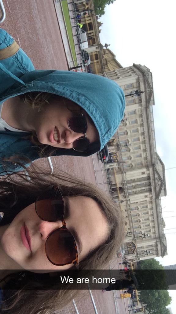 lindsayywest's tweet image. Also #NationalBestFriendsDay 💃💃