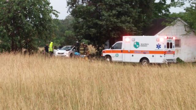 6News's tweet photo. Tree falls, trapping Knox County woman in car http://t.co/KCIJjEm4No http://t.co/zEQQshfVnb