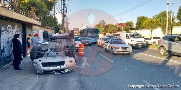 RedVialRC's tweet photo. #Volcadura en la av. Constituyentes pasando Lomas Altas con dirección a Santa Fe. #TraficoRVial http://t.co/vZPd4RbbMv