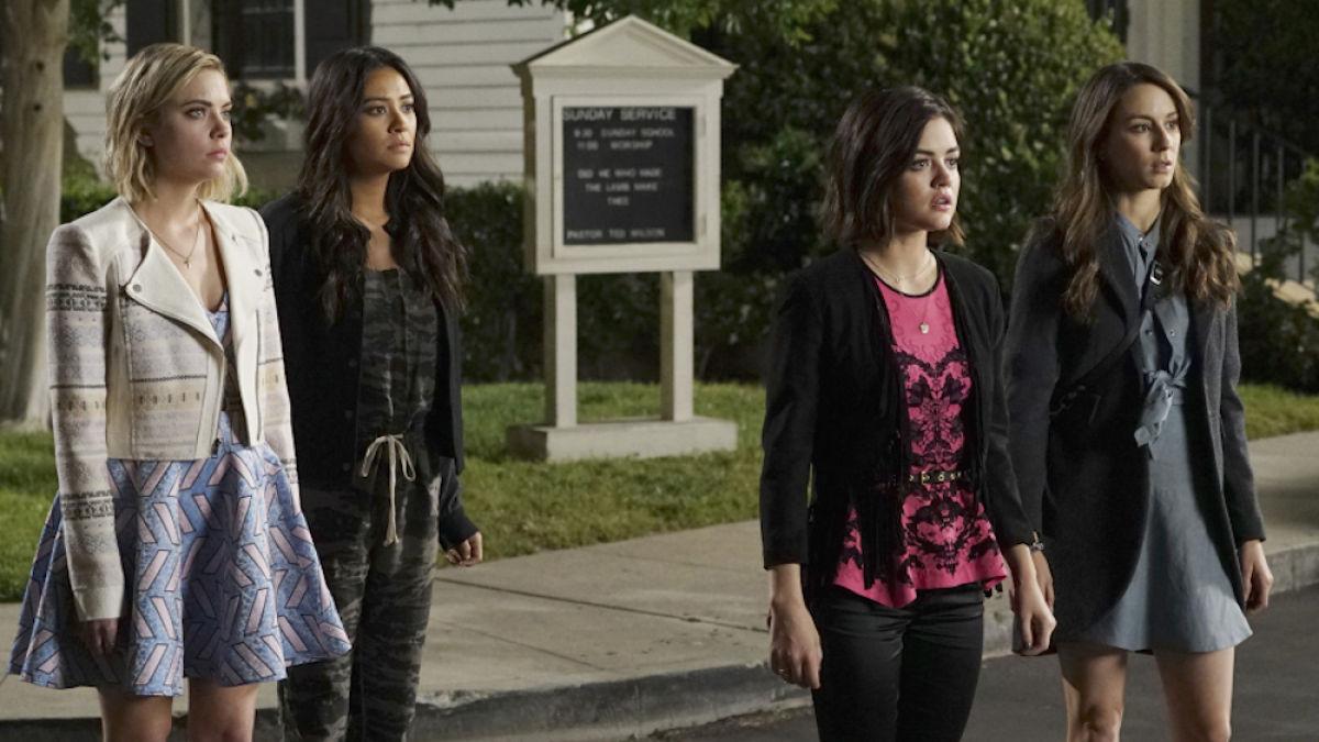 MTV's tweet image. 5 years later, #PLL still hasn&apos;t answered these very important questions... on.mtv.com/1B19Yqo