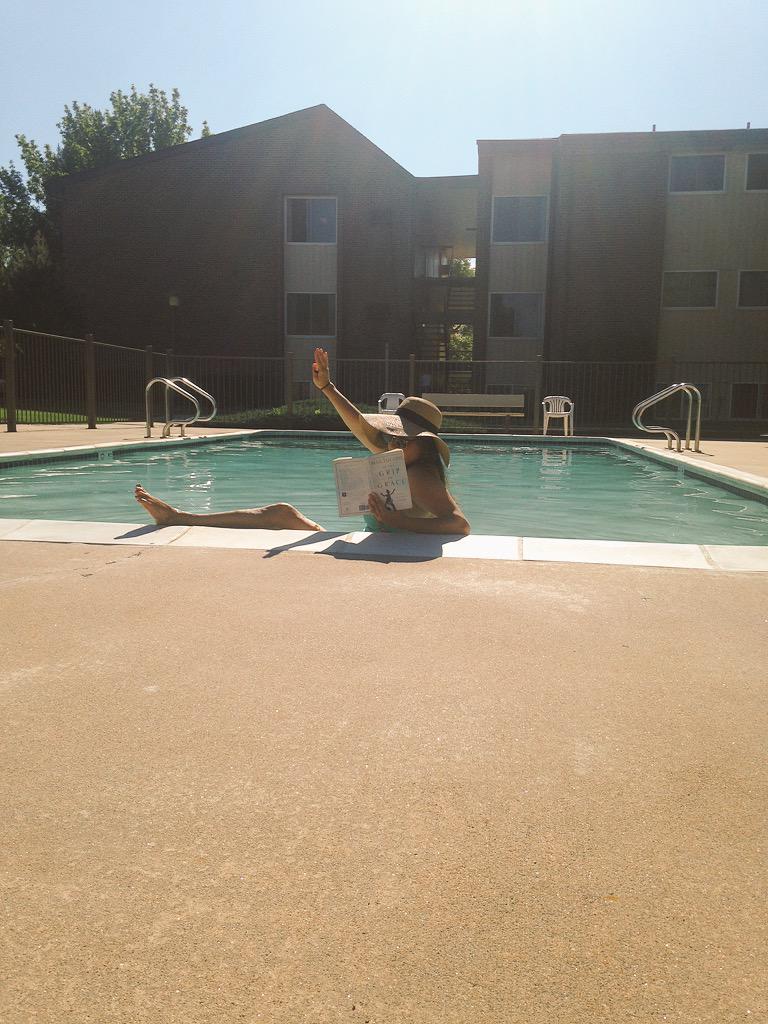 lizzycolburn's tweet photo. "This is how I read at the pool" @kahristikay http://t.co/saALCIePua