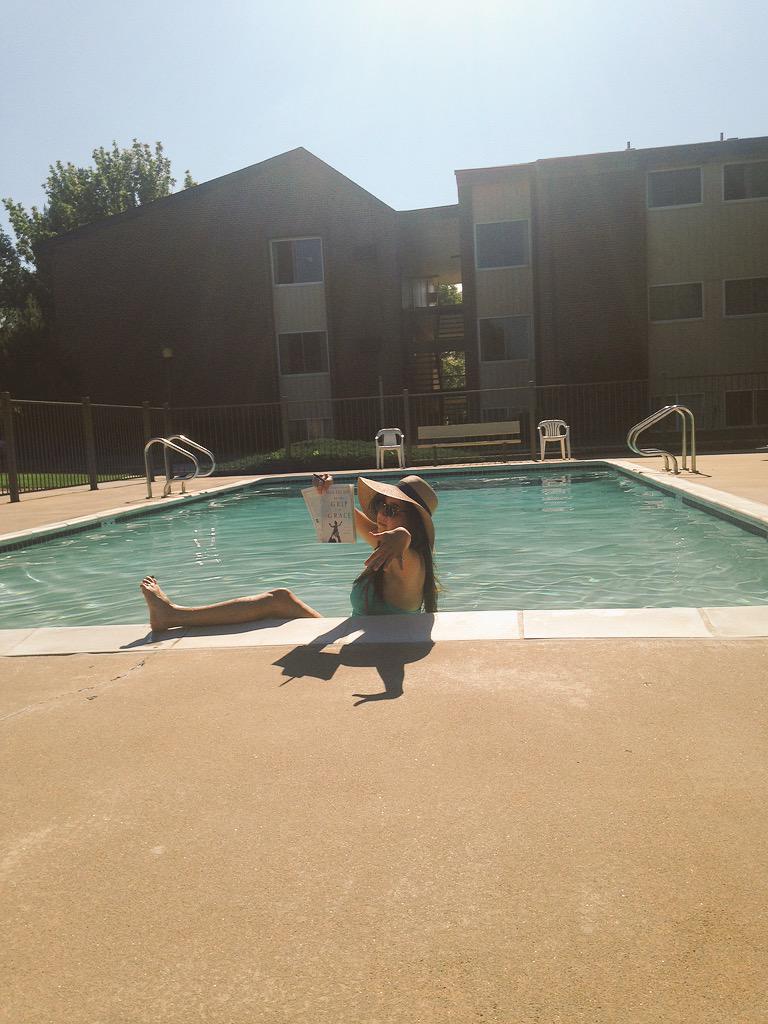 lizzycolburn's tweet photo. "This is how I read at the pool" @kahristikay http://t.co/saALCIePua