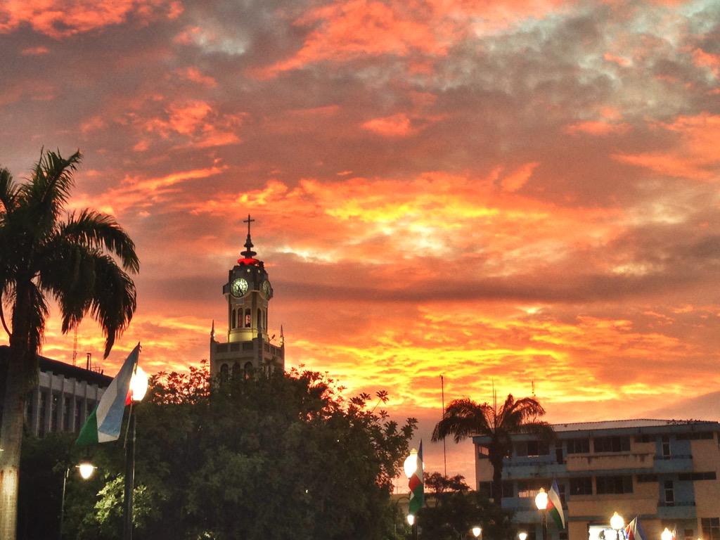 ViveMachala's tweet photo. Atardecer en Machala. 
@diariocorreoweb @AlcaldiaMachala @MachalaMovil @_Machala @MachalaNoticias http://t.co/eoZmLfU7gr