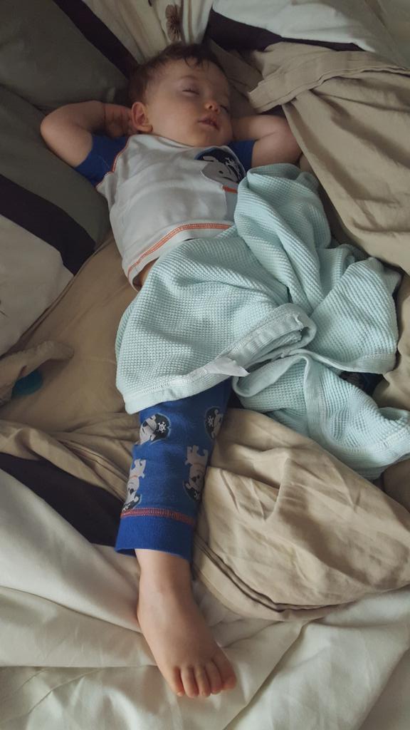 lilbitofoz's tweet photo. Our son is nicknamed "Ferris Bueller". He has slept in this position since forever. Even in sonograms! #lilflynn http://t.co/Ti5Cb6VtN8