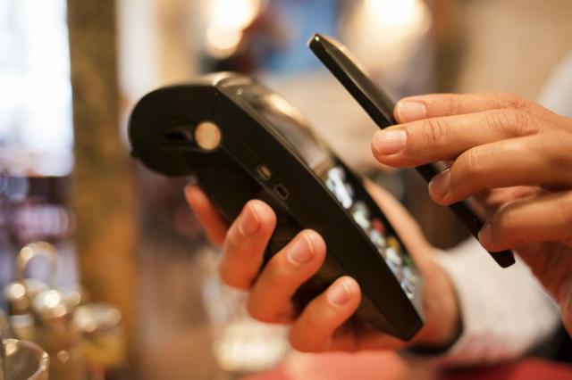 DigitalTrends's tweet photo. There are no transactions fees for @Android Pay, which is good for us, bad for @Google http://t.co/JXC9QZrbBT http://t.co/KFdd20SVbA