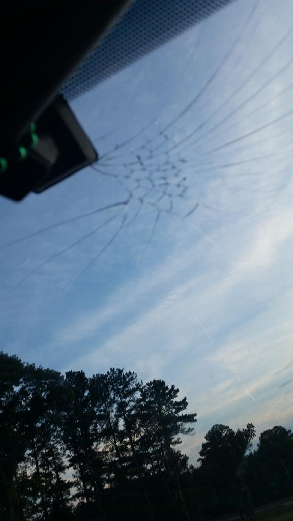 jill_starr's tweet photo. The icing on the cake to this crazy day....yes this is my windshield. http://t.co/RK4HHPbidO