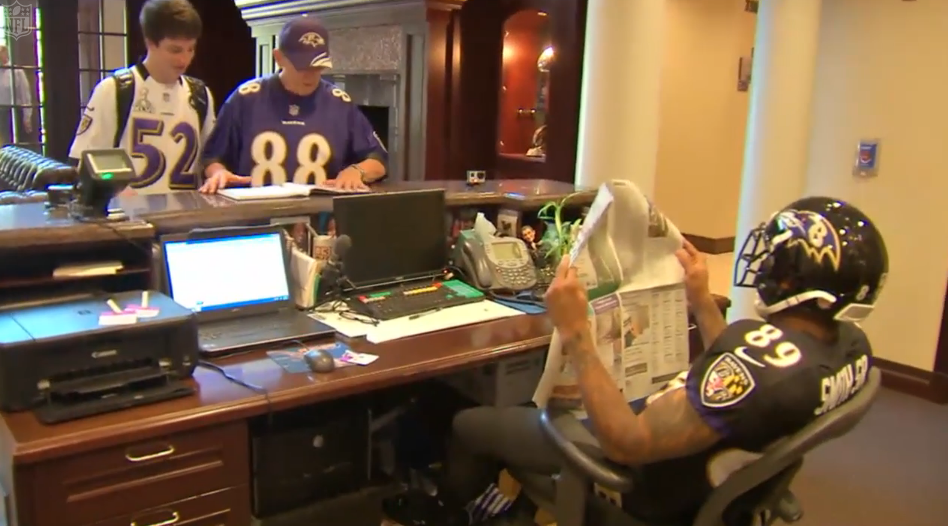 NFL's tweet photo. YES! @89SteveSmith surprises @Ravens fans arriving to pick up their season tickets!

WATCH: http://t.co/ApssLh16W1 http://t.co/kjlHktbKwM