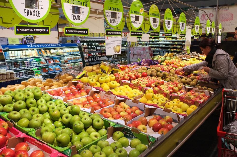 jamiemitchell42's tweet photo. It Is Now Illegal For Supermarkets To Throw Away Food In France    The world now loses or wa http://t.co/aDjl3bmEQt http://t.co/53L7YVAJbh