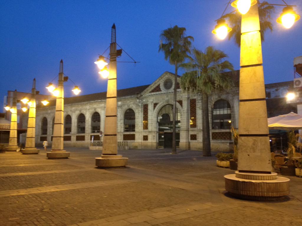 AdrianEJColoma's tweet photo. #haciendomihistoria La plaza de Abastos es motor económico para muchas personas.Los Centros comerciales las arruinan http://t.co/TDPgy3KLjG