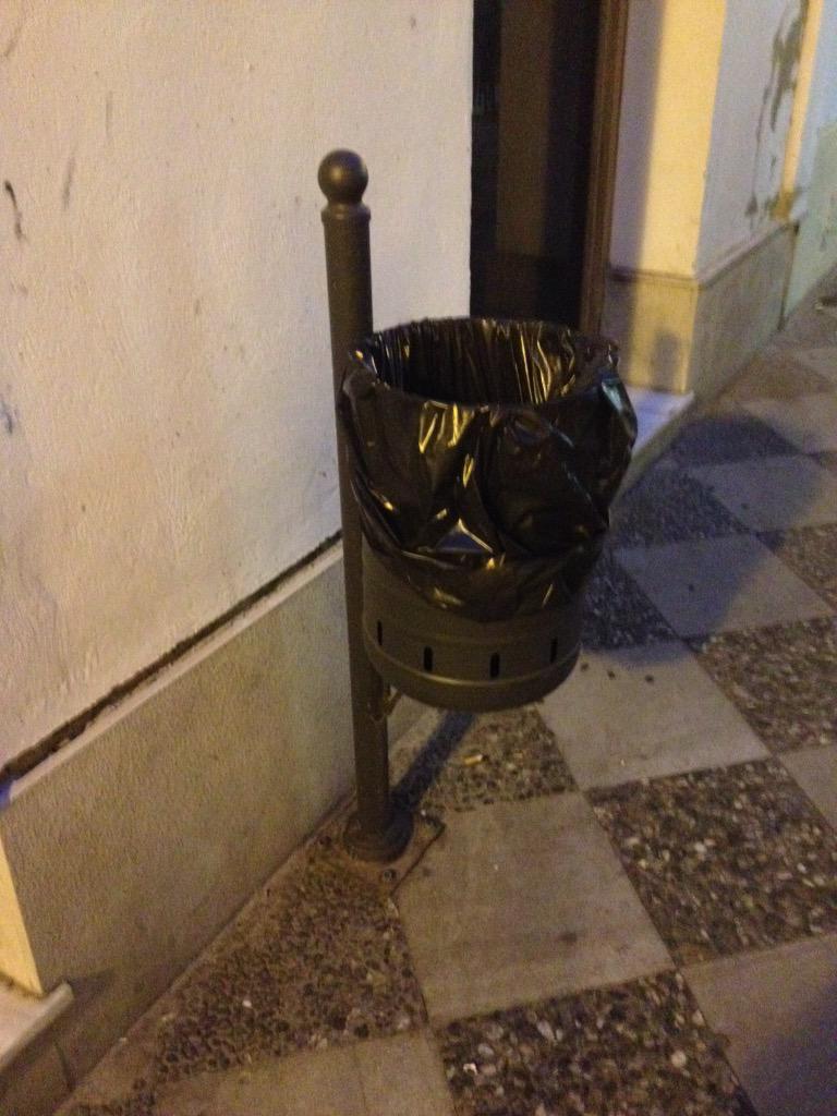 AdrianEJColoma's tweet photo. #haciendomihistoria El ayuntamiento ha minado el centro de papeleras ya que antes no se podía caminar sin pisar algo http://t.co/DAvHXSL74H