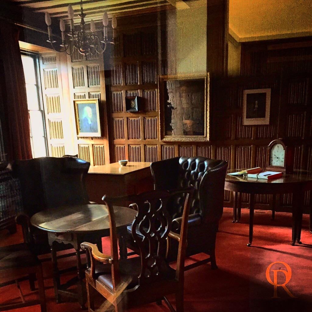 ORadans's tweet image. I would love to be able to do some O'Radans computer work in here, especially sitting in those wingback chairs 👍🏻!