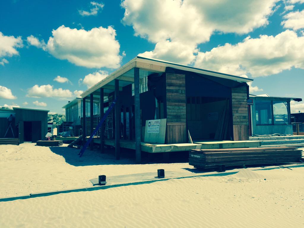 Het dak zit er op de countdown tot de opening is begonnen. Green Waves Watersport.