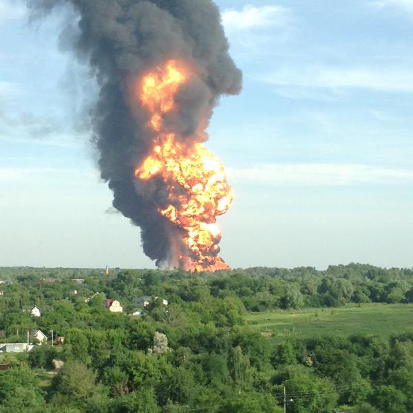 Ukraine : "gigantesque" incendie d'un dépôt de pétrole CHC4rBOXEAELsvf