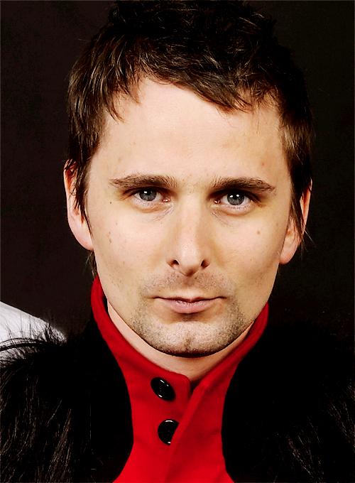 Happy Birthday Matthew Bellamy!!vokalis band Muse ini bs mencapai range vokal 3.7 octaves !tahun ini berusia 37 tahun 