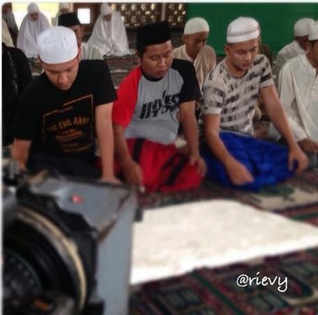 cungkringers_id's tweet photo. Yg lg shooting #3SMS3 semangat yah.. 8 hari lg nih.. 
Yg pake sarung biru bikin hati adem bgt deh @dhikacungkring http://t.co/CqTjyULYMt