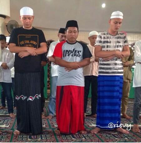 cungkringers_id's tweet photo. Yg lg shooting #3SMS3 semangat yah.. 8 hari lg nih.. 
Yg pake sarung biru bikin hati adem bgt deh @dhikacungkring http://t.co/CqTjyULYMt