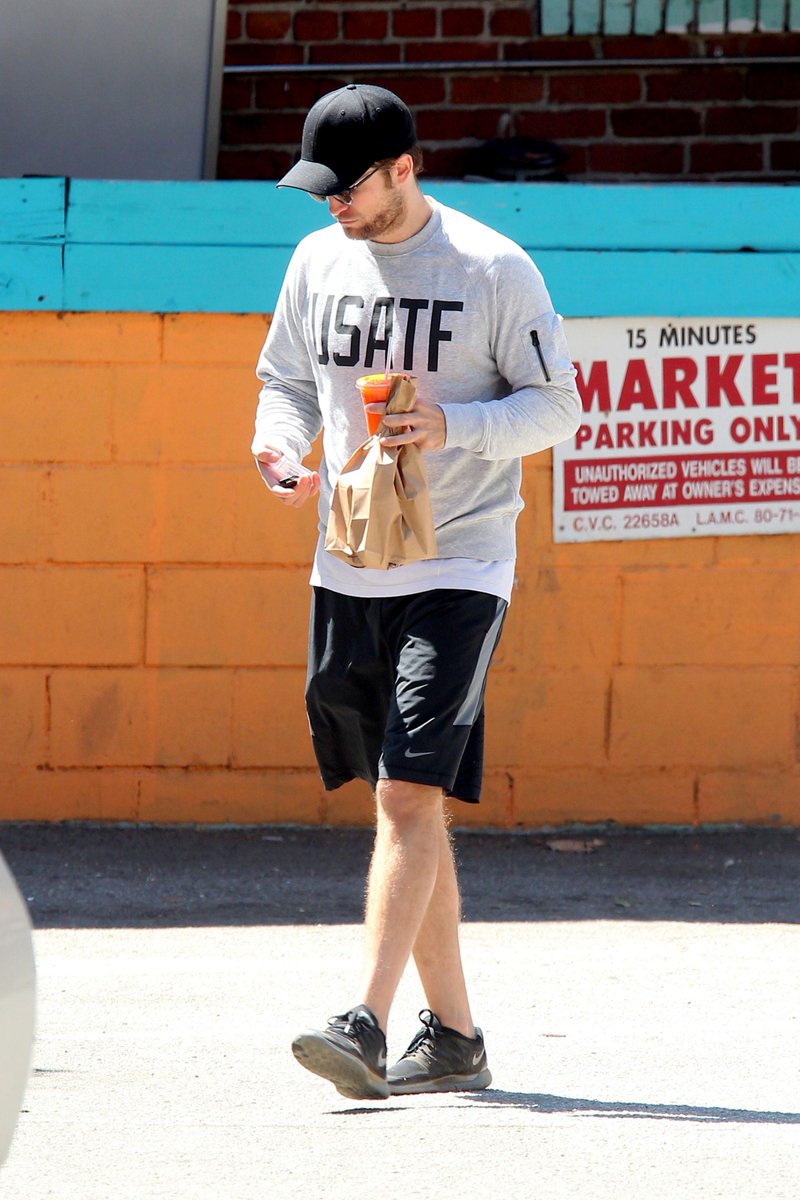 girlstuff411's tweet photo. #HealthyRob is 🔥🔥. That’s all. http://t.co/sEfVVnEzd6