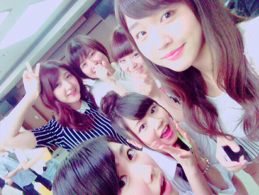 昨日はRの法則番組部長、CPさん、田中部長の送別会。すごく厳しいプロデューサーさんで怒られた事もあったけど誰よりも番組愛が強くて素敵な方。最後に挨拶行った時笑顔で頑張れって言ってもらえて嬉しかった！みんなこれからもRの法則応援してね♡ http://t.co/hpBoi4Xo7v