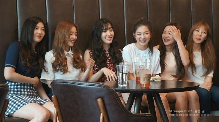 5REDVELVET's tweet photo. [PHOTO] 150602 RED VELVET Girl Group MakeUp Book

cr: cafeyejh http://t.co/MjOCP09mig