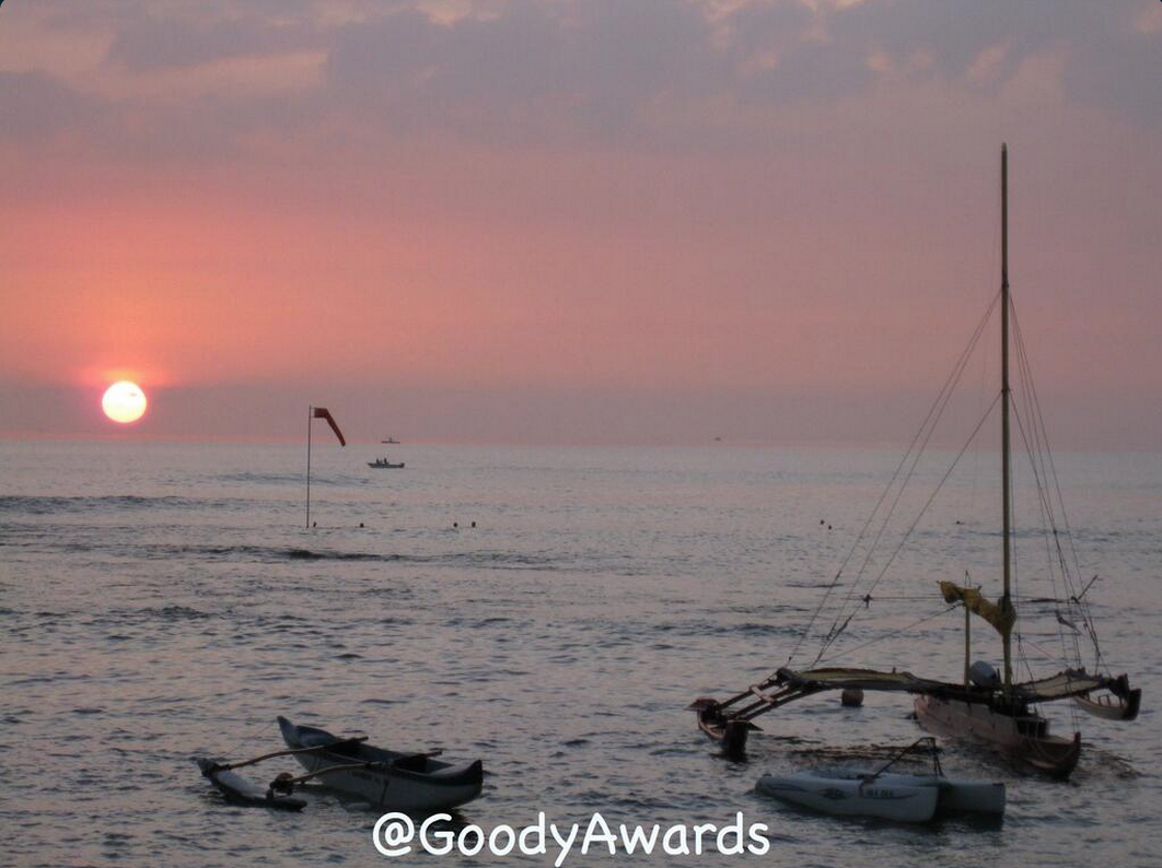 GoodyAwards's tweet photo. Enjoy this #Hawaiisunset for #WorldOceansDay #WorldOceanDay from #GoodyAwards Founder @LizHKelly #AlohaSunset http://t.co/LwiyjLvZlx