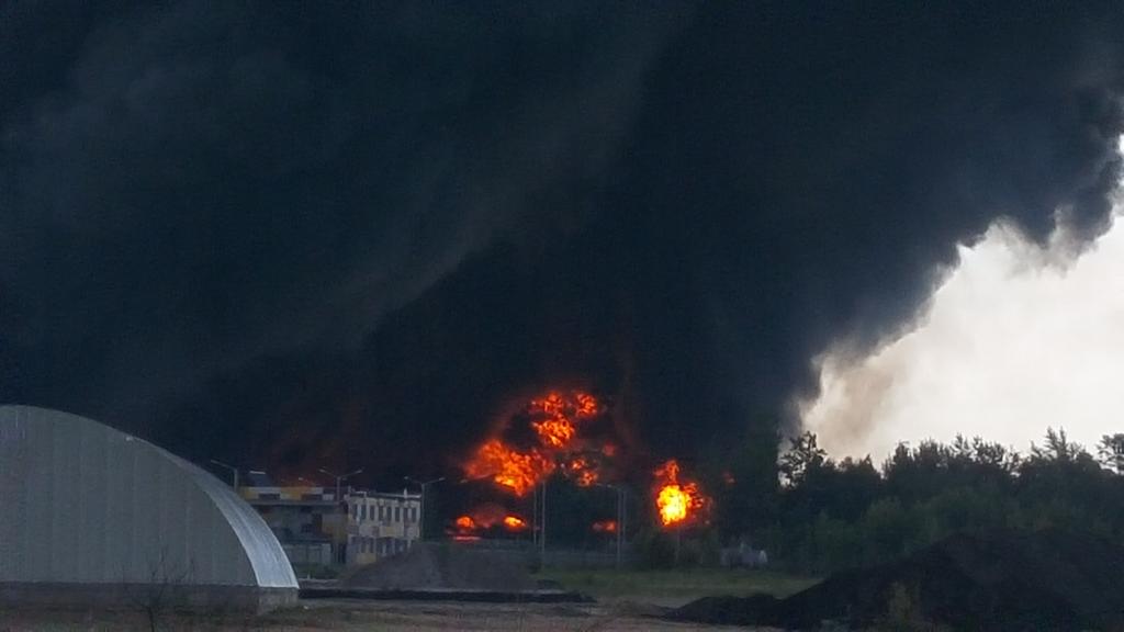 Ukraine : "gigantesque" incendie d'un dépôt de pétrole CHCesvxUkAAQvV4