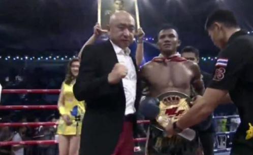 People : Buakaw[Thai Boxing] won Yi Long[Chinese Kung Fu] : World Boxing Championship
: thailandfoundation.net/main/en/news/4…
