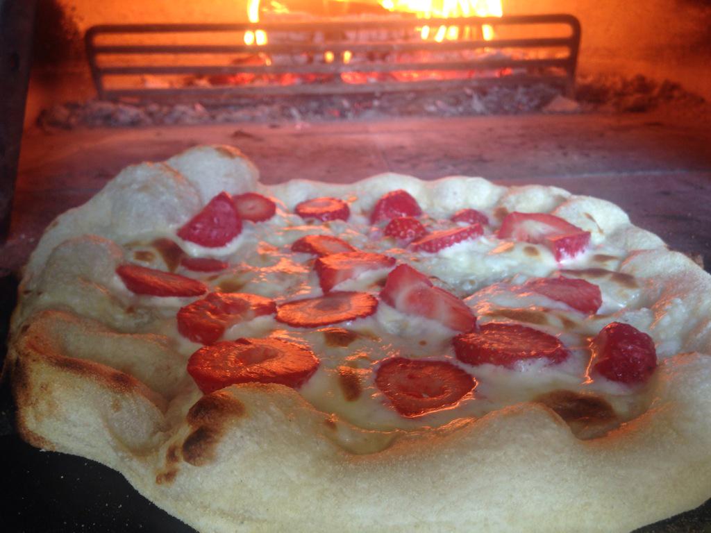 WildBake's tweet photo. Cornish strawberries and vanilla mascarpone wood fired pizza... Find us at Bodmin Carpet World tonight from 5pm http://t.co/hIQMdRdWkd