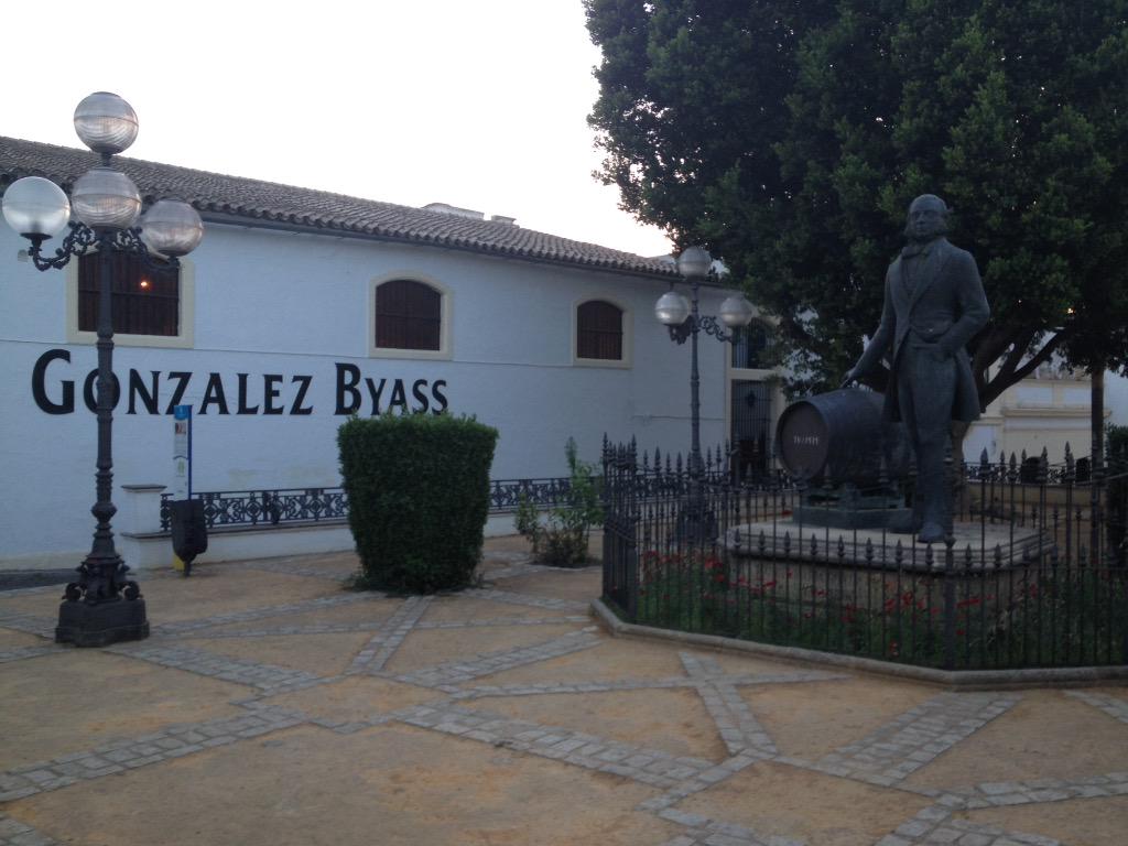 AdrianEJColoma's tweet photo. #haciendomihistoria Antes casi todo Jerez vivía del vino.Ahora solo unos pocos viven de él por culpa de la crisis. http://t.co/pnX10DCkql
