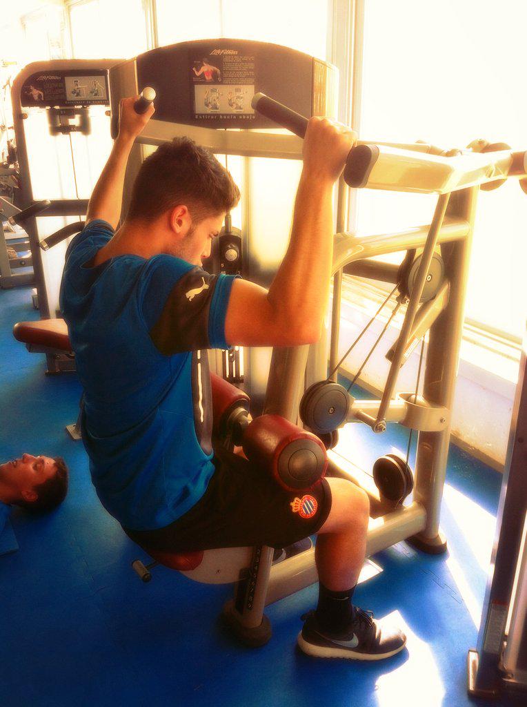 jjsierra5's tweet photo. Trabajando dorsales en el gym! @emili_turbula #turbulaactiu http://t.co/qKWQyzMBfN