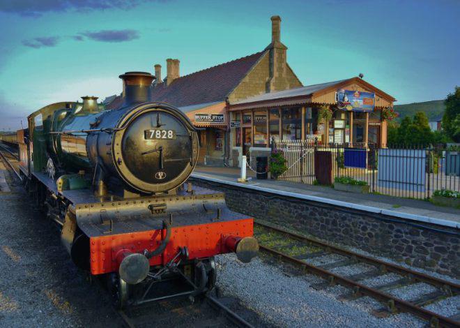 TheBestofExmoor's tweet image. Steam train standing still at Minehead, #Somerset