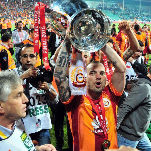 Dört y ld zl formayla, nice kupal , ampiyonluklarla dolu y llara.. Happy Birthday Wesley Sneijder! 