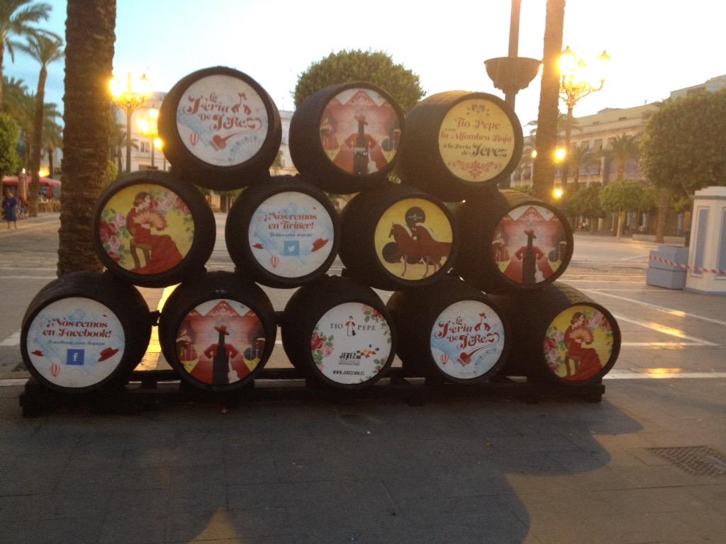 AdrianEJColoma's tweet photo. #haciendomihistoria Jerez debe su fama por sus espléndidos vinos , sus caballos pura raza y el flamenco puro.👌 http://t.co/aJkITPqZAh