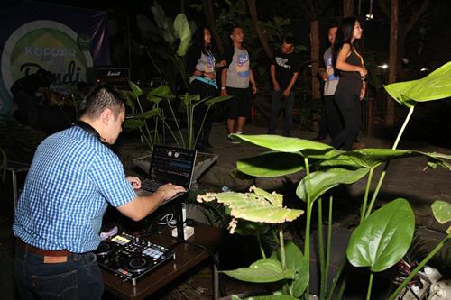 bekasitrendi's tweet photo. DJ Kar Dee (DJ Indigoville) tampil sebagai penutup acara #KopdarAkbarBENDI WARKOP SUSANA http://t.co/teBrRoMNdq