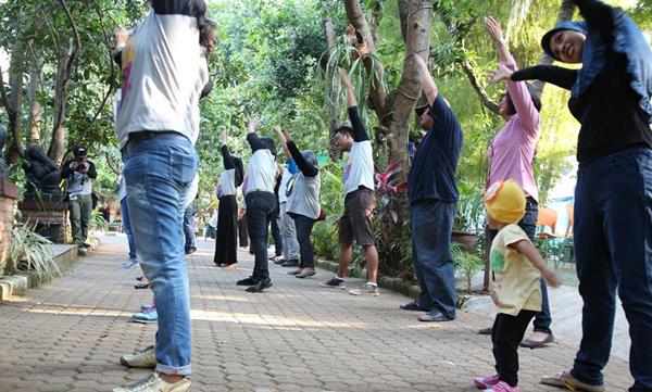 bekasitrendi's tweet photo. dalam #KopdarAkbarBENDI WARKOP SUSANA  digelar pula Senam Kesegaran Jasmani ’88 dan “Chicken Dance” http://t.co/RAXjDJs0Um