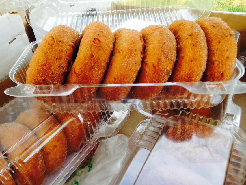 Yum! <a href="/fiferorchards/">fiferorchards</a> donuts to keep <a href="/CDHabitat/">CDHabitat</a> #blitzbuild volunteers &amp; contractors happy! Thank you!! #livelocal