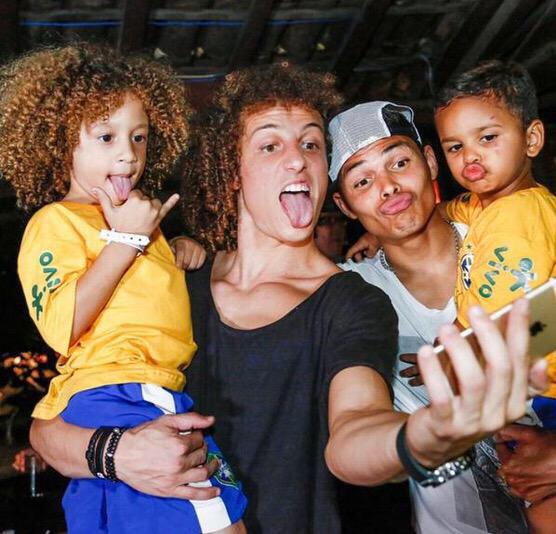 Footballtweet's tweet photo. David Luiz and Thiago Silva meet their young lookalikes. http://t.co/5chf5kqvBW