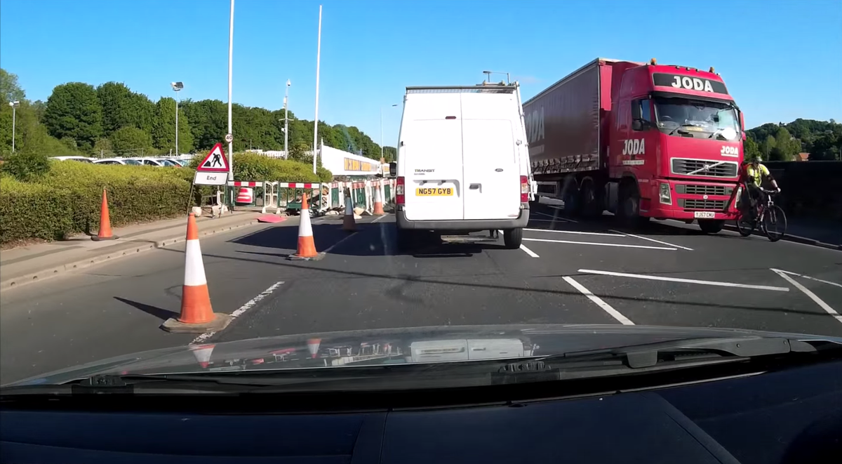 oslosykkel's tweet photo. This driver from @jodafreight should be fired immediately. And in jail. https://t.co/HW1owDoeUM @veloevol @beztweets http://t.co/o7wRzod5uz