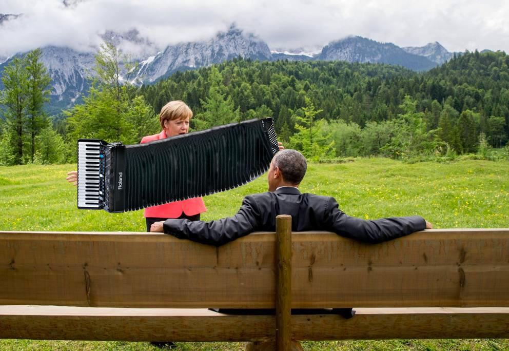 verne's tweet photo. Sonrisas, lágrimas y memes... La foto de Merkel y Obama es carne de montajes http://t.co/UNJz9TYn2P http://t.co/YpWJWUQgX0