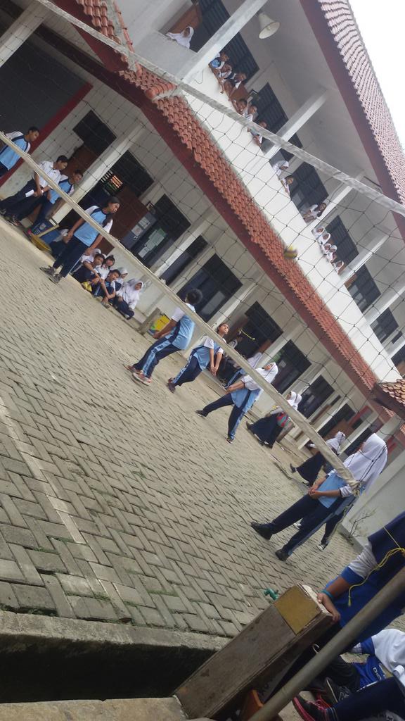 setujuh17's tweet photo. Ini dia volly dari kelas 87.. ada @helenalbs13 @deanitaEU @Ana_Mardiana_29 @abell_ael Tiyarra, dan Salsabila Fitri http://t.co/vkKbIRRwdJ