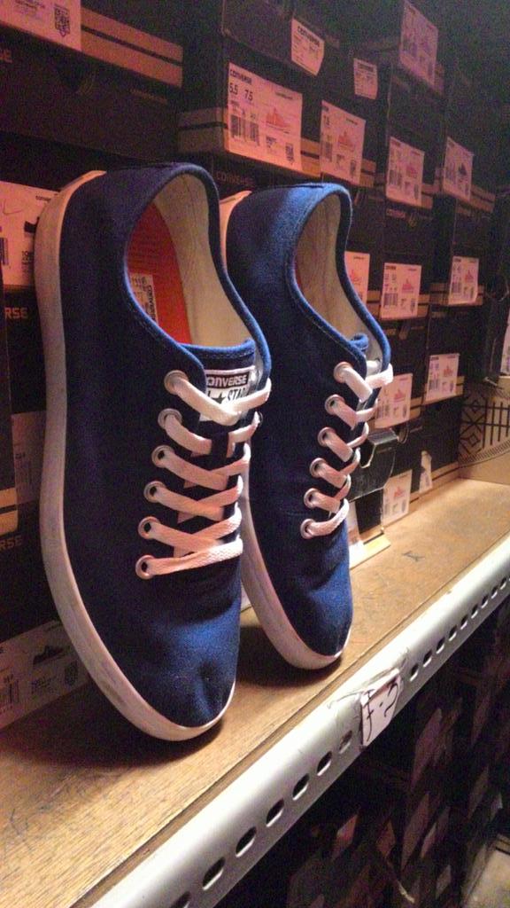 Converse allstar size 43, baru pake seminggu john masih fresh :D