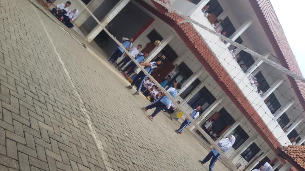 setujuh17's tweet photo. Ini dia volly dari kelas 87.. ada @helenalbs13 @deanitaEU @Ana_Mardiana_29 @abell_ael Tiyarra, dan Salsabila Fitri http://t.co/vkKbIRRwdJ