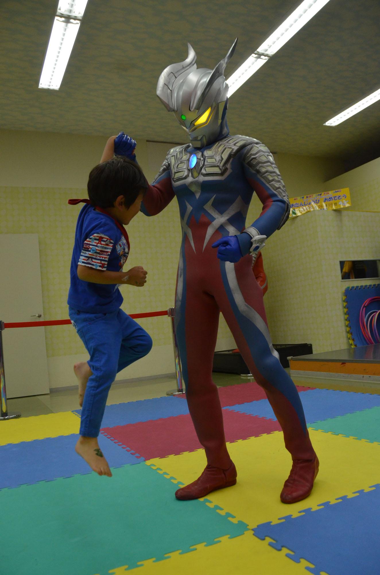 Maxxam ウルトラマンスタジアム 本日のウルトラスクール3時間目 スクールf たたかいごっこ 先生はウルトラマンゼロ 参加者は息子の貸し切り状態でした 好きな事して遊んでいいよという事で息子が選んだのは Http T Co 7ikqim78ow Twitter