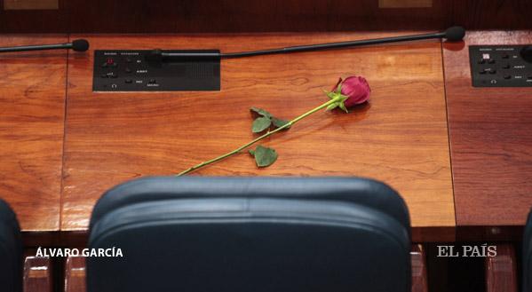 elpais_foto's tweet photo. Compañeros de Pedro Zerolo http://t.co/52neglogWH homenajean al socialista en la Asamblea de Madrid #PedroZerolo http://t.co/DU93G3xcjC