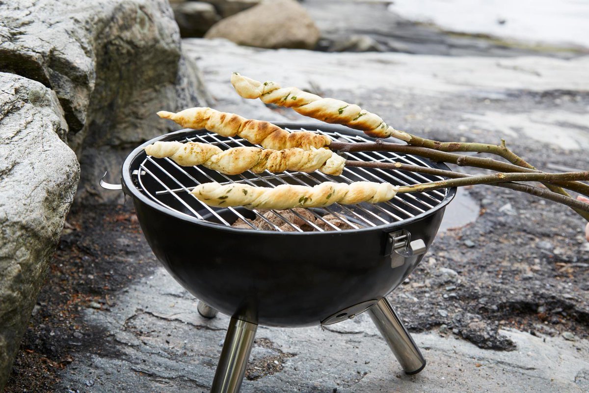 Tilsett noen urter, finhakket løk eller pesto neste gang du lager pinnebrød - det smaker nydelig! #5omdagen #grill