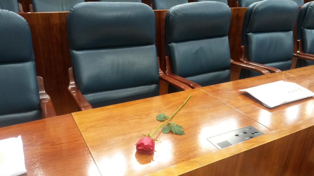 Una rosa en homenaje a Zerolo en la Asamblea de Madrid. En 10 minutos empieza el acto.