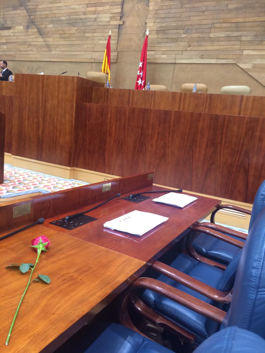 Por Pedro Zerolo, en su escaño en la Asamblea de Madrid. Lucharemos con su ejemplo en la memoria.