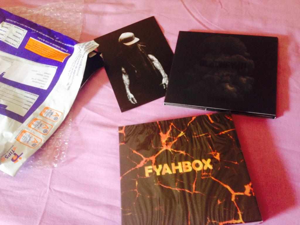 LauuRa_fdez's tweet photo. Por fin en mis manos!!! 😃 gracias por tu trabajo @Fyahbwoy loooove love 💜 #BL4QKFY4H http://t.co/yM0xJBdJ0r