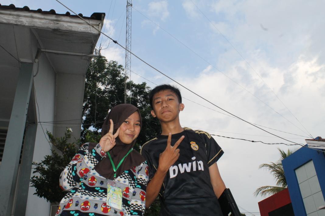 DheaAuliaAnnd's tweet photo. classmeet w/ @AlviqIlham 😝😝😝😁😁😁 http://t.co/SVwXy7xi6M