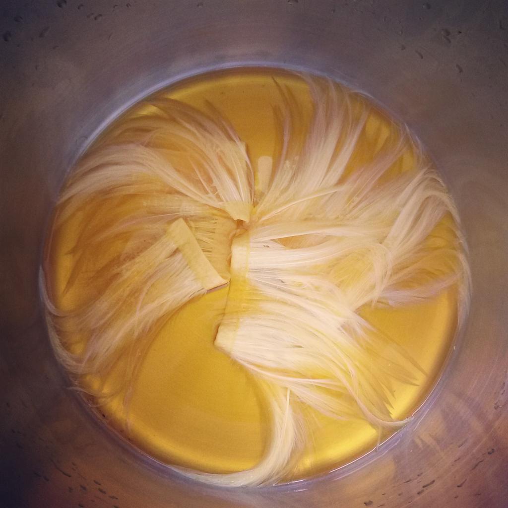 DavinaLynchHats's tweet photo. ☆Mellow Yellow Feather Dying Today☆ #summerishere #feathers #lovefeathers #hats #millinery #millinerystudio #dylondye http://t.co/UQwScEP0ow