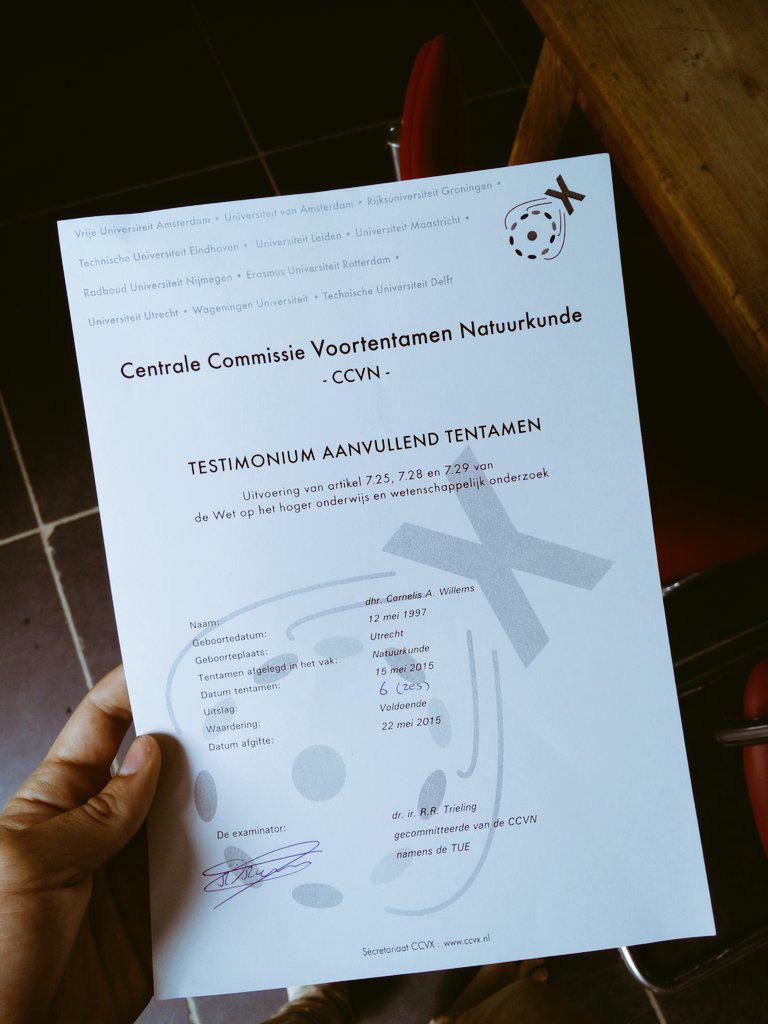 space_kees_'s tweet photo. Casually acing school. (VWO natuurkunde om precies te zijn) http://t.co/5ais2kG5U4